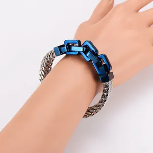 Détail d'un bracelet tendance pour homme en acier inoxydable avec maillons bleus