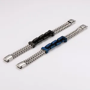 Détail montrant la chaîne tressée et les maillons géométriques de ces bracelets en acier.