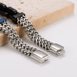 Gros plan détaillé du bracelet gourmette pour homme en acier avec fermoir poli
