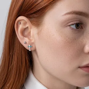 F136 titanium kruis oorknopje met groenblauwe en heldere kristallen voor piercing