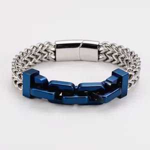 Détail d'un bracelet homme en acier avec maillons bleus et chaîne argentée