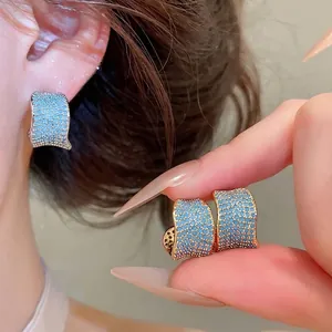 Eleganti orecchini vintage a forma di C placcati in oro 18k con pietre di zircone blu