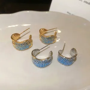 Orecchini vintage a forma di C placcati in oro 18 carati con zirconi blu micro-pave