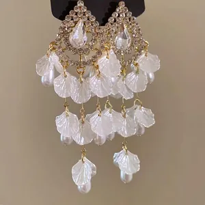 Elegantes pendientes largos de plata con cristales, pétalos de concha y perlas