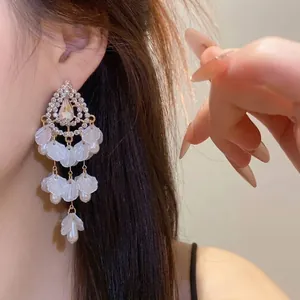Pendientes largos de plata con diamantes, perlas y pétalos de concha marina