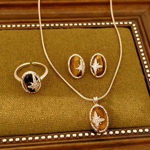 Detailansicht eines Vintage-Schmucksets mit Tigerauge-Steinen und Zirkon-Sternen.