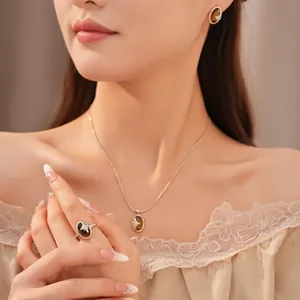 Asiatisches Modell zeigt ein Vintage-Schmuckset mit Zirkonstern und Tigeraugensteinen