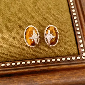 Nahaufnahme von Vintage-Tigerauge-Ohrringen mit funkelndem Stern-Zirkonia-Inlay