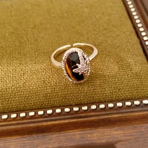 Vintage Tigerauge-Ring mit Zirkon-Stern-Detail auf strukturiertem Stoffhintergrund