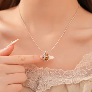 Detailansicht einer Vintage-Halskette mit Tigerauge-Oval und Zirkonstern am Hals