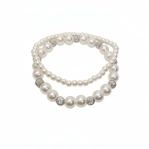 Elegantes zweilagiges Perlenarmband mit Strass-Zwischenstücken auf weißem Hintergrund