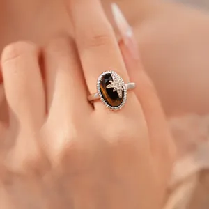 Detaillierte Makroaufnahme eines Vintage-Rings mit Tigerauge und Zirkonia-Sternmotiv