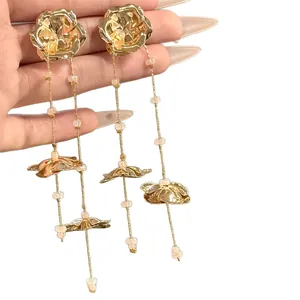 Elegantes pendientes colgantes vintage de borla de flores doradas con cuentas rosas y detalles