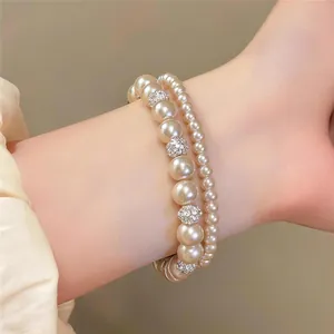 Detailansicht eines eleganten zweireihigen Perlenarmbands mit glänzenden Kristallperlen