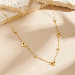 Elegante vergoldete Edelstahlkette mit hohlen Herzen und funkelnden Kristallen.