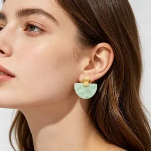 Boucles d'oreilles vintage françaises en forme d'éventail en résine marbrée et acier doré