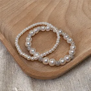 Detailansicht eines eleganten koreanischen Perlenarmband-Sets auf Holztablett