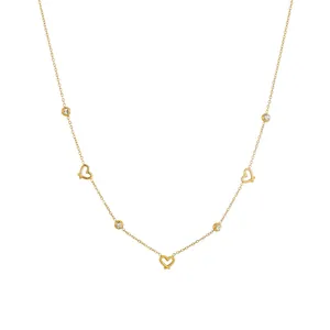 Detailaufnahme einer goldenen Herzanhänger-Halskette mit funkelnden Kristallakzenten.