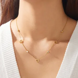 Elegante vergoldete Herzkette mit funkelnden Zirkon-Akzenten am Modell