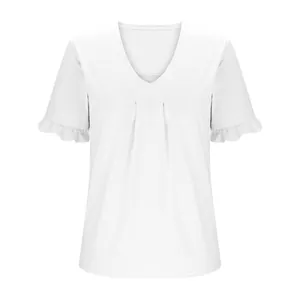 Vista frontal detallada de una camiseta blanca con cuello en V y mangas con volantes