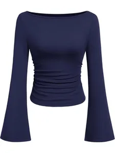 Elegante marineblauwe top met boothals en uitlopende klokmouwen en gerimpelde zijdetails op maat