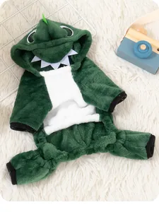 Detailansicht des weichen grünen Dinosaurier Plüsch Tieroveralls für Hunde und Katzen.