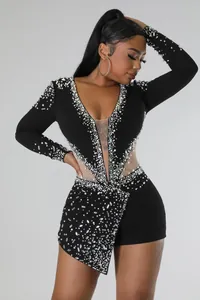 Dettaglio tutina sexy in mesh con sofisticate decorazioni di strass e perle lucide