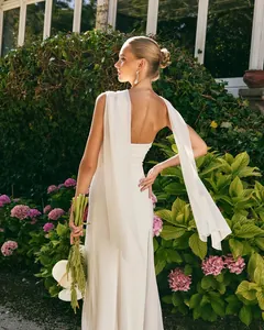 Détail du dos d'une robe en mousseline blanche avec de longs rubans élégants