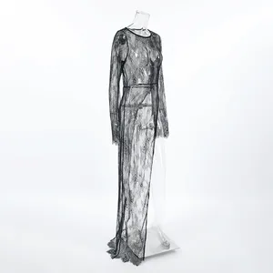 Détail robe en dentelle noire transparente avec fente asymétrique et traîne longue