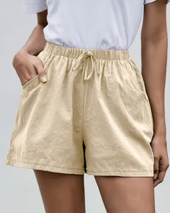 Detalle de pantalones cortos de lino beige con cintura elástica y cordón ajustable