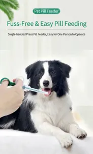 Detailansicht einer manuellen Medikamentenspritze für Haustiere, die bei einem Hund