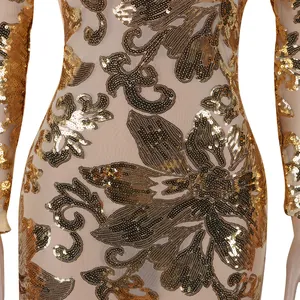 Dettaglio dell'intricato ricamo floreale in paillettes dorate su body in rete trasparente