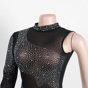 Primo piano di un sexy body in rete nera con strass scintillanti per discoteca