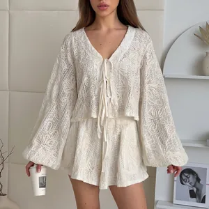 Dettaglio del set da vacanza in due pezzi in pizzo jacquard crema per donna