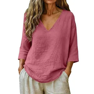 Camiseta informal de lino rosa con cuello en V para mujer, ideal para vacaciones.