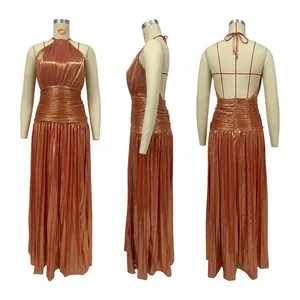 Plissiertes Neckholder-Kleid in Metallic-Optik, Front-, Seiten- und Rückansicht