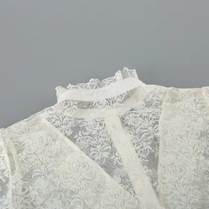 Detailansicht einer eleganten französischen Jacquard-Spitzenbluse mit Rüschenkragen