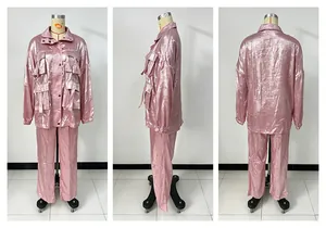 Vista dettagliata da tre angolazioni del completo metallizzato rosa con tasche