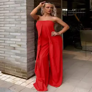 Combinaison bustier rouge élégante à jambes larges avec une silhouette longue pour l'été