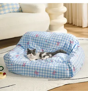 Housse de lit pour animaux à carreaux bleus avec nœuds roses et un chat mignon