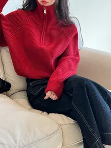 Vista dettagliata del maglione in maglia rossa da donna corto con colletto a zip