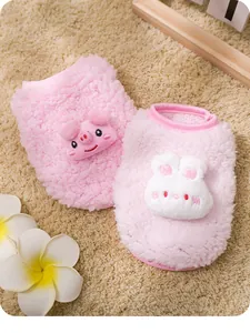Detailopname van zachte roze fleece vesten voor huisdieren met schattige pluche patches