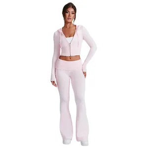 Completo due pezzi in maglia rosa con felpa corta con cappuccio e pantaloni a zampa