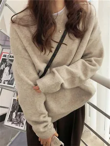 Gros plan sur la texture douce du tricot beige et le col rond de ce pull vintage oversize