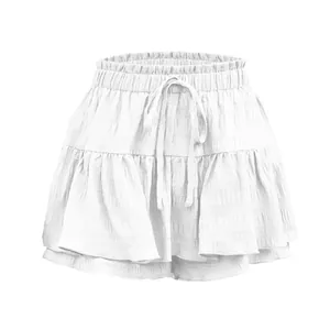 Dettaglio dello skort bianco con volant e coulisse in vita, tessuto strutturato