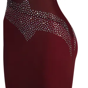 Detalle de un vestido ajustado burdeos con malla transparente y pedrería brillante