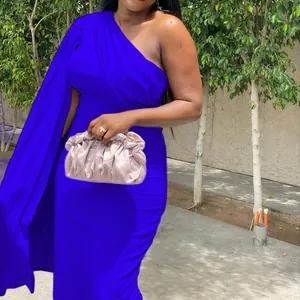 Detailansicht eines leuchtend blauen One-Shoulder-Abendkleids mit Falten und figurbetonter Passform