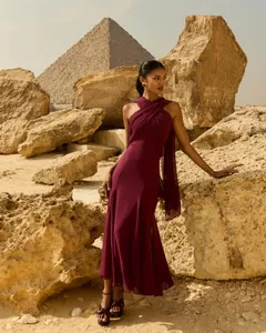 Robe élégante en mousseline bordeaux sans manches avec licou croisé et longs rubans