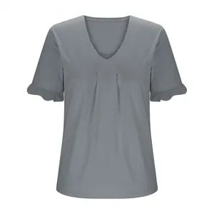 Vista detallada de un top gris para mujer con cuello en V, mangas de volante y pliegues.