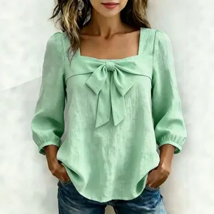 Elegante mintgrüne Damenbluse mit Karree-Ausschnitt und großer Schleife vorne